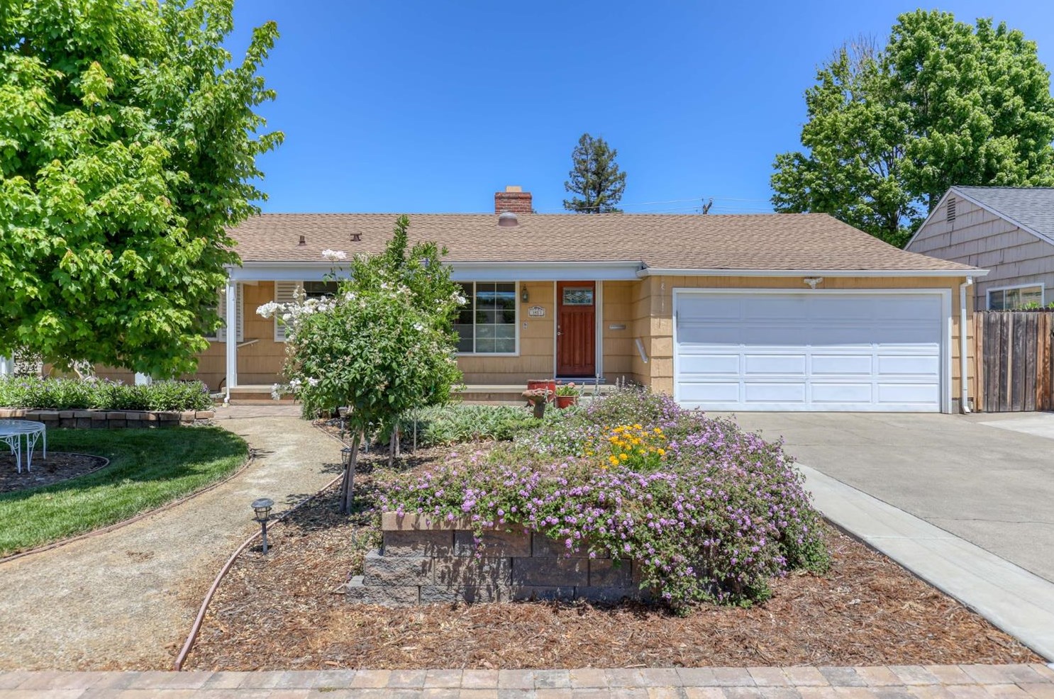 3813 Regent Rd, Sacramento, CA 95821-3715