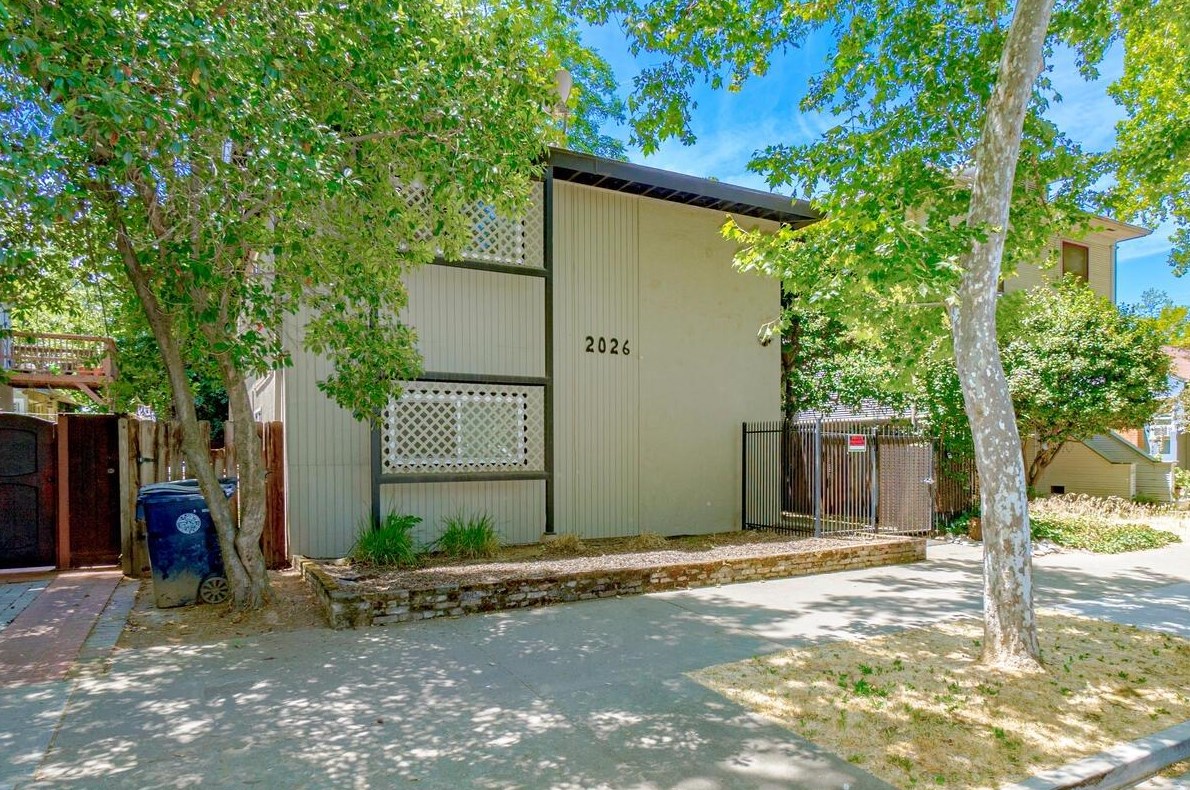 2026 E St, Sacramento, CA 95811-1131