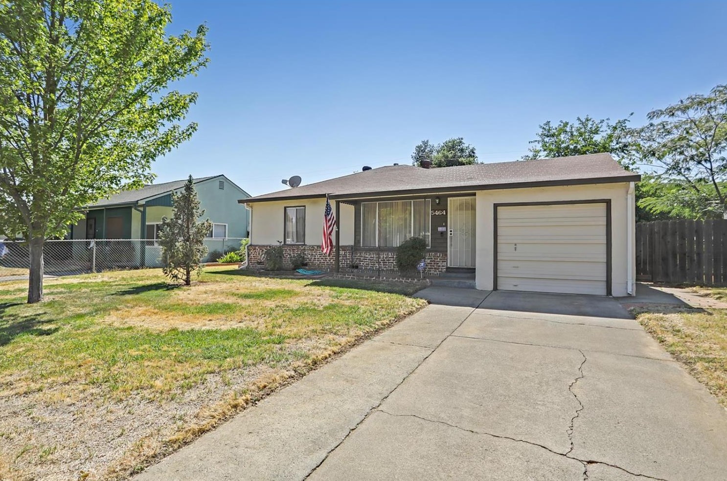 5464 49th St, Sacramento, CA 95820-5330