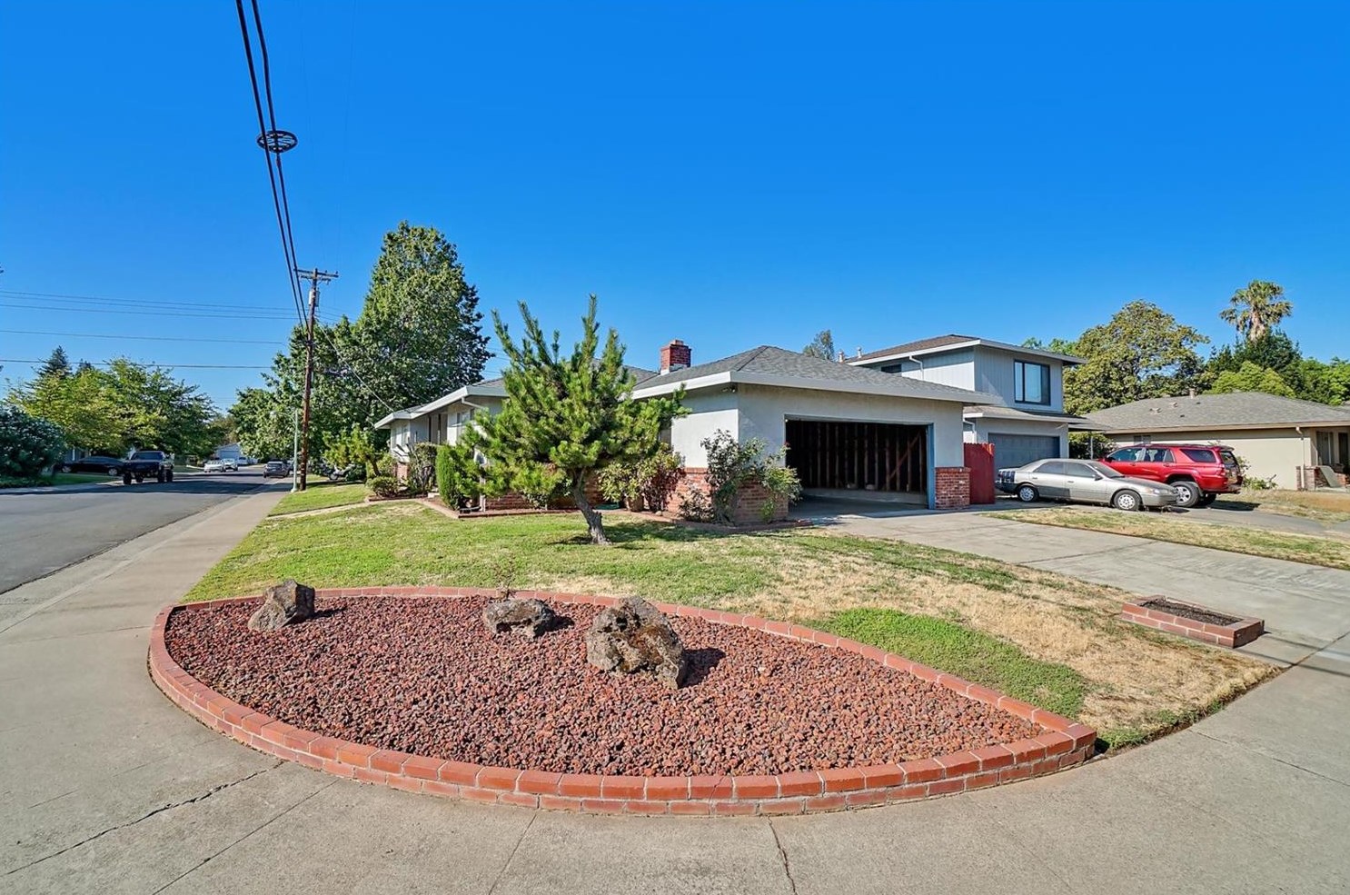 220 Brady Ct, Sacramento, CA 95820-3422