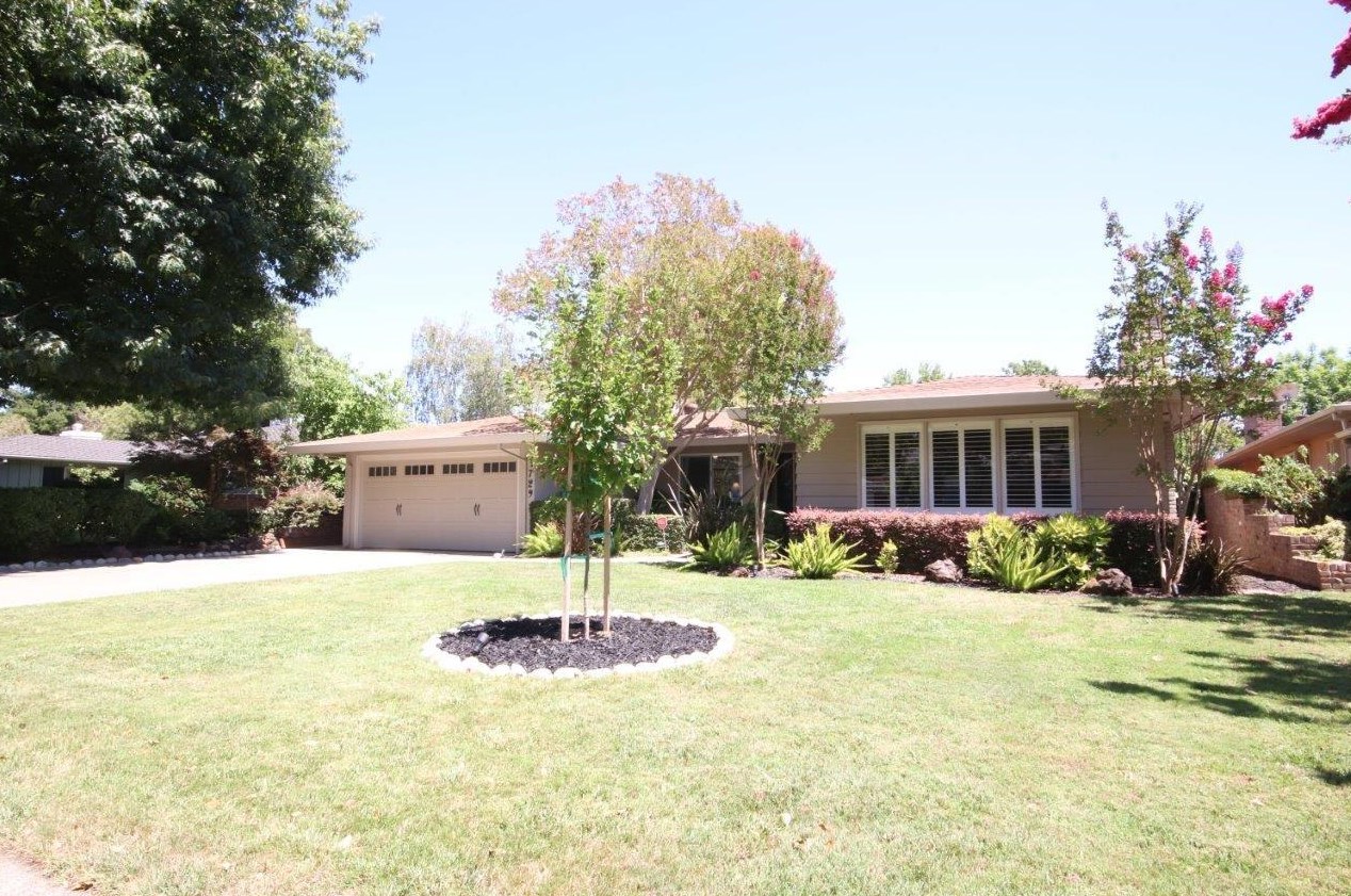 4729 Land Park Dr, Sacramento, CA 95822-1641