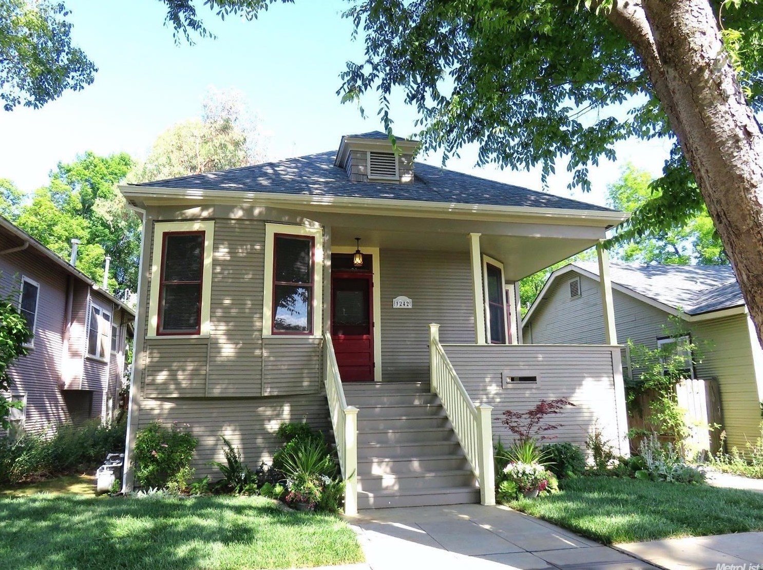 1240 33rd St, Sacramento, CA 95816-5318