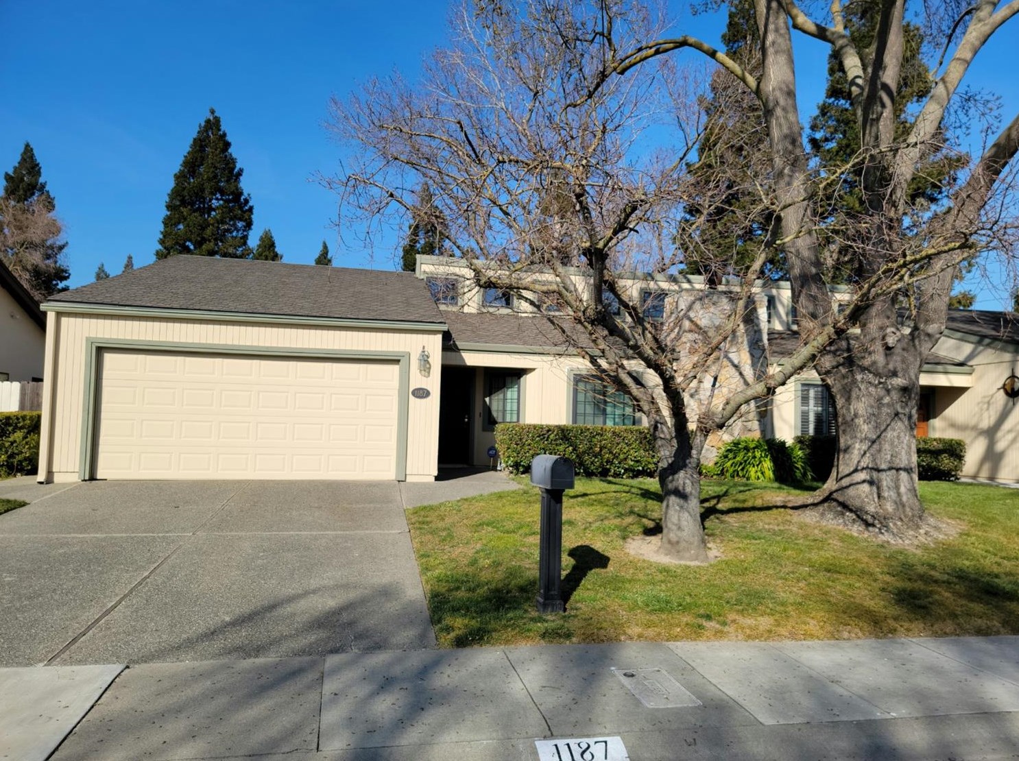 1187 Spruce Tree Cir, Sacramento, CA 95831-3924