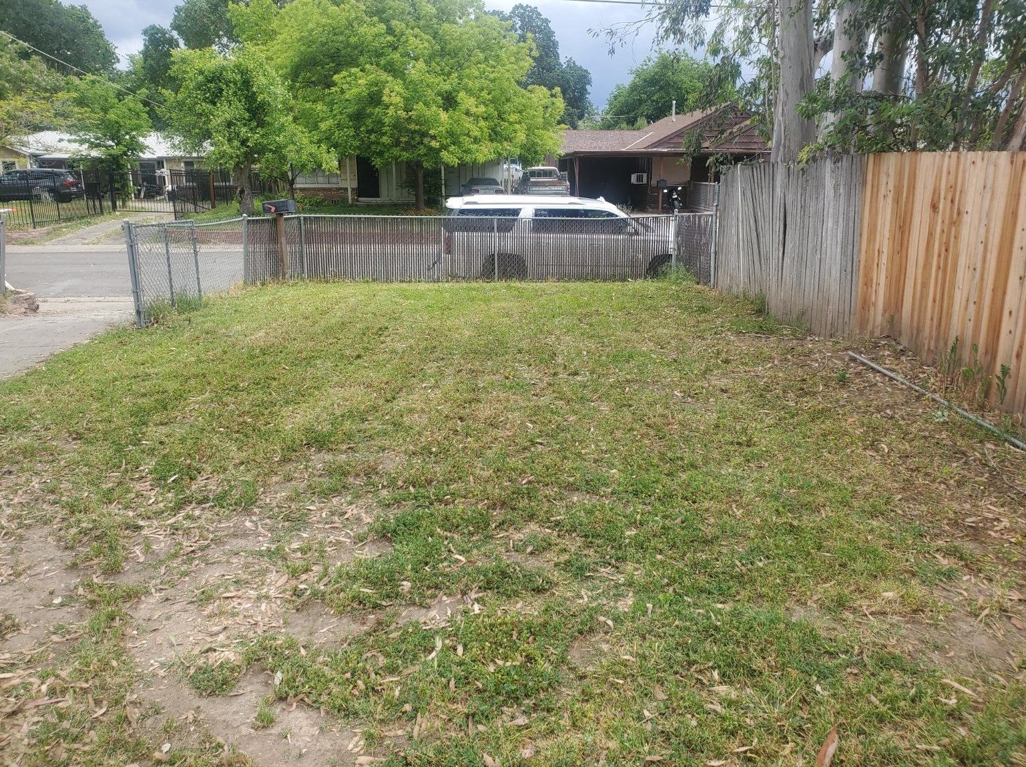 2621 Hawthorne St, Sacramento, CA 95815-2116