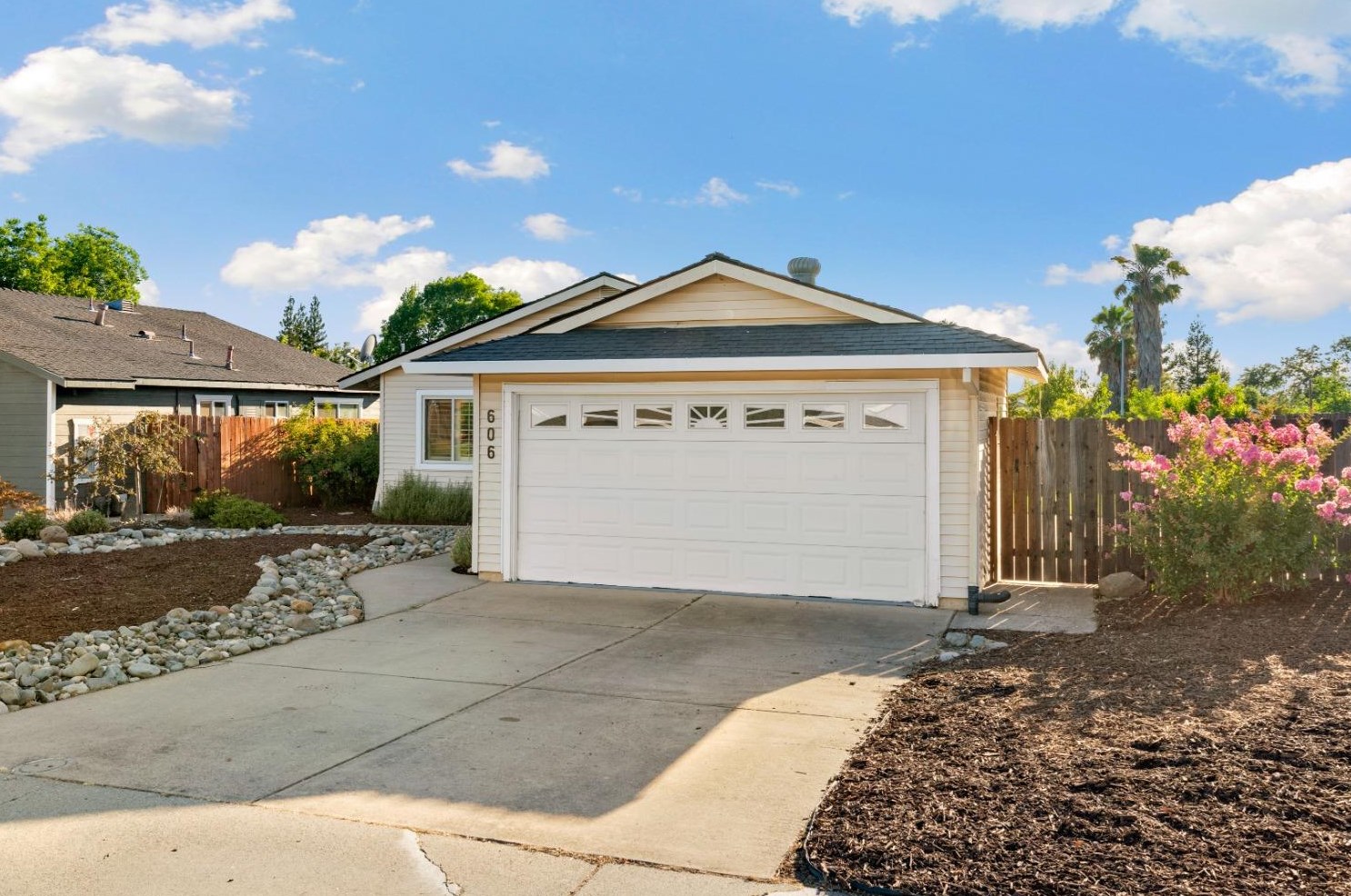 606 Q St, Lincoln, CA 95648-1529