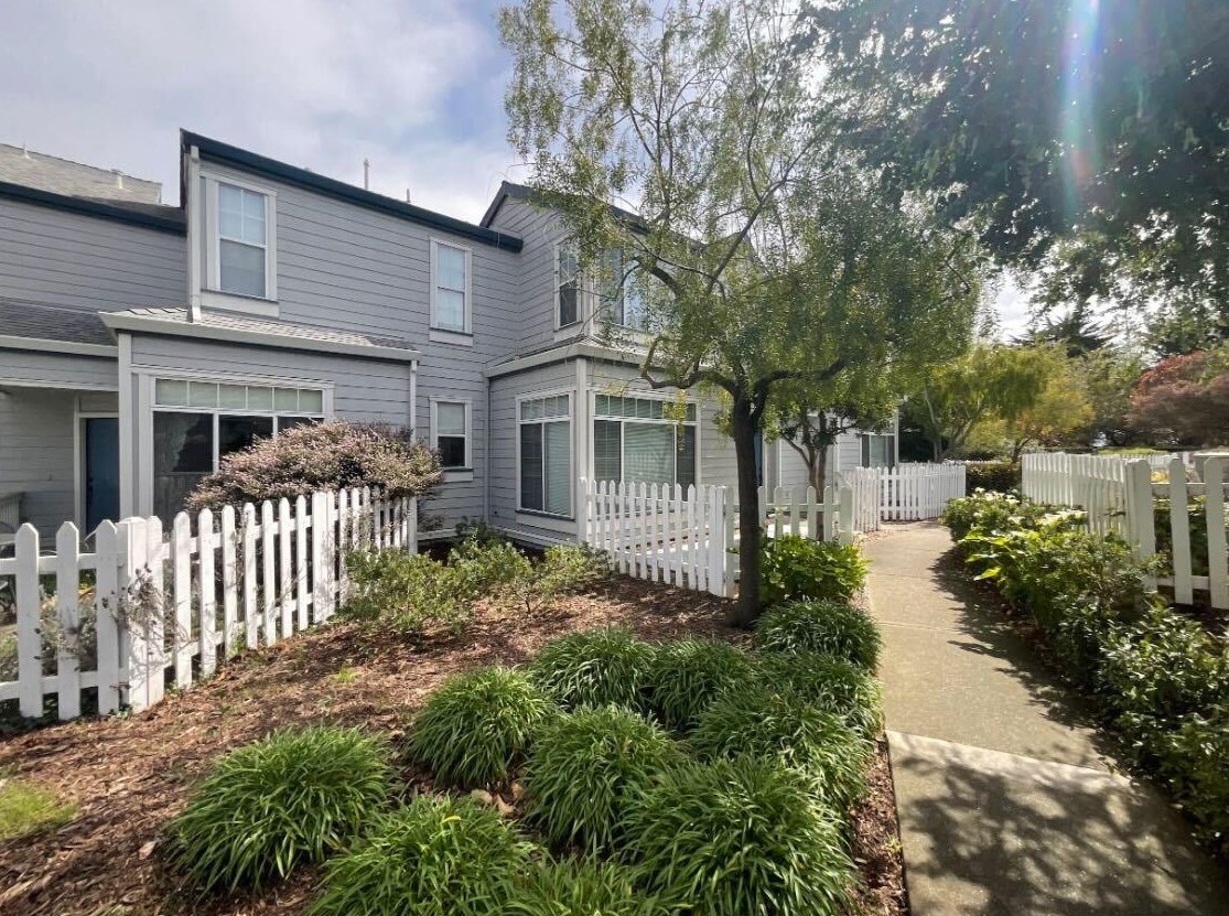 103 Commodore Dr, Richmond, CA 94804-4581