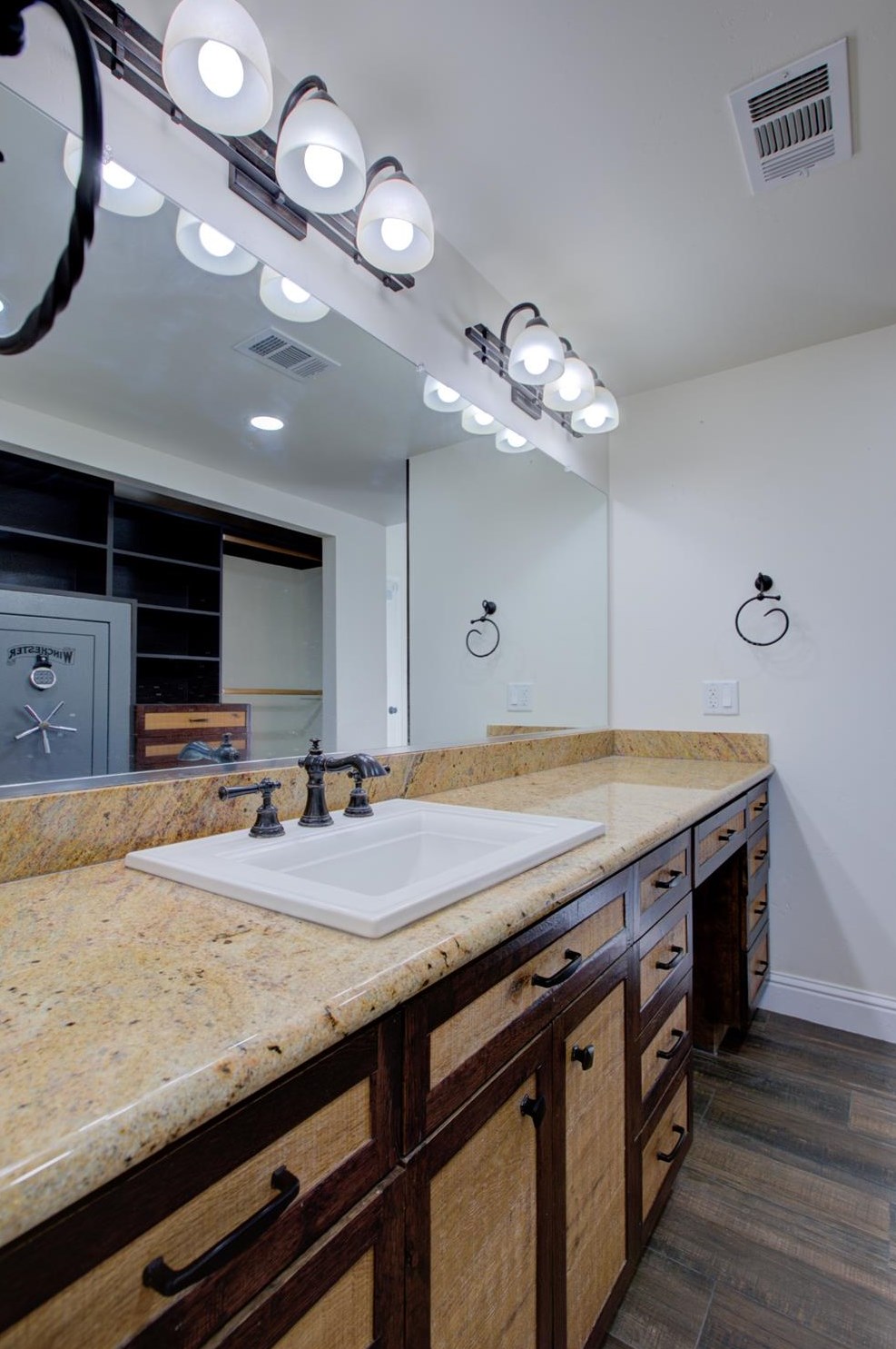 1066 Mirror Lake Dr, Merced CA  95340-0633 exterior