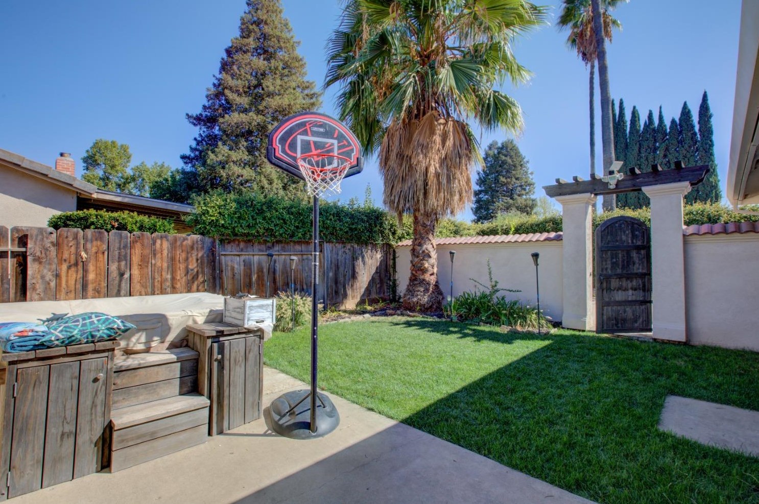 1066 Mirror Lake Dr, Merced CA  95340-0633 exterior