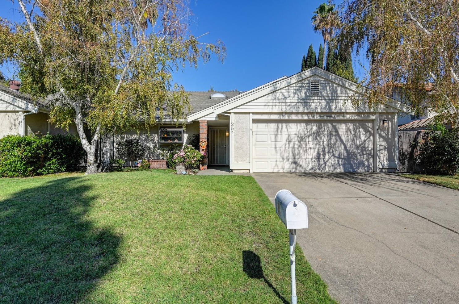 251 Rivertree Way, Sacramento, CA 95831-2927