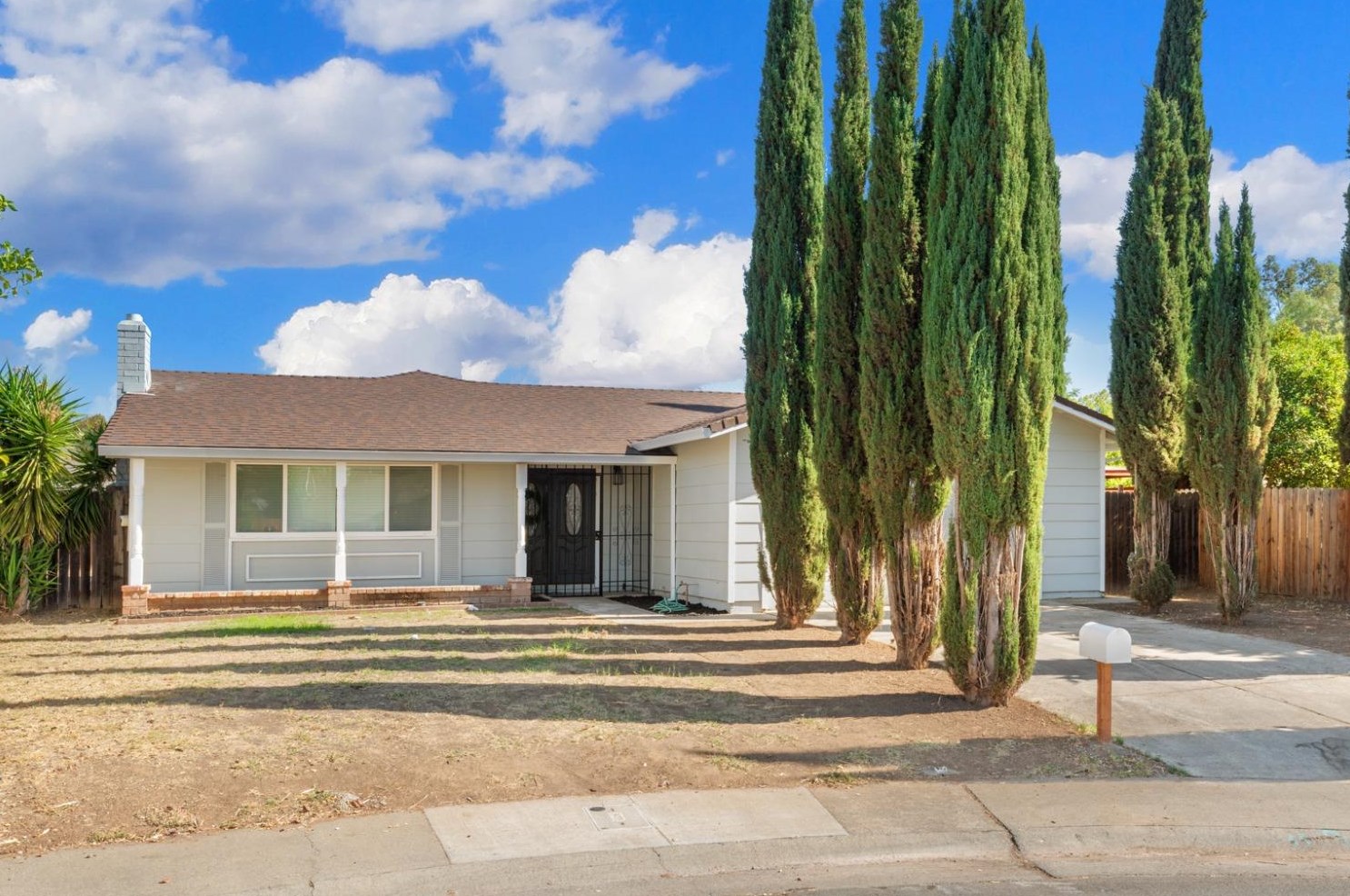 9 Eagle Rock Ct, Sacramento, CA 95824-4320
