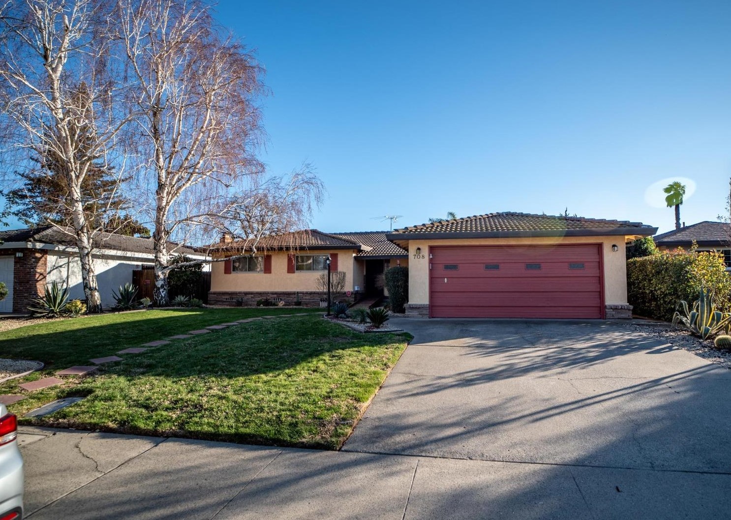 708 Clipper Way, Sacramento CA  95831-1235 exterior