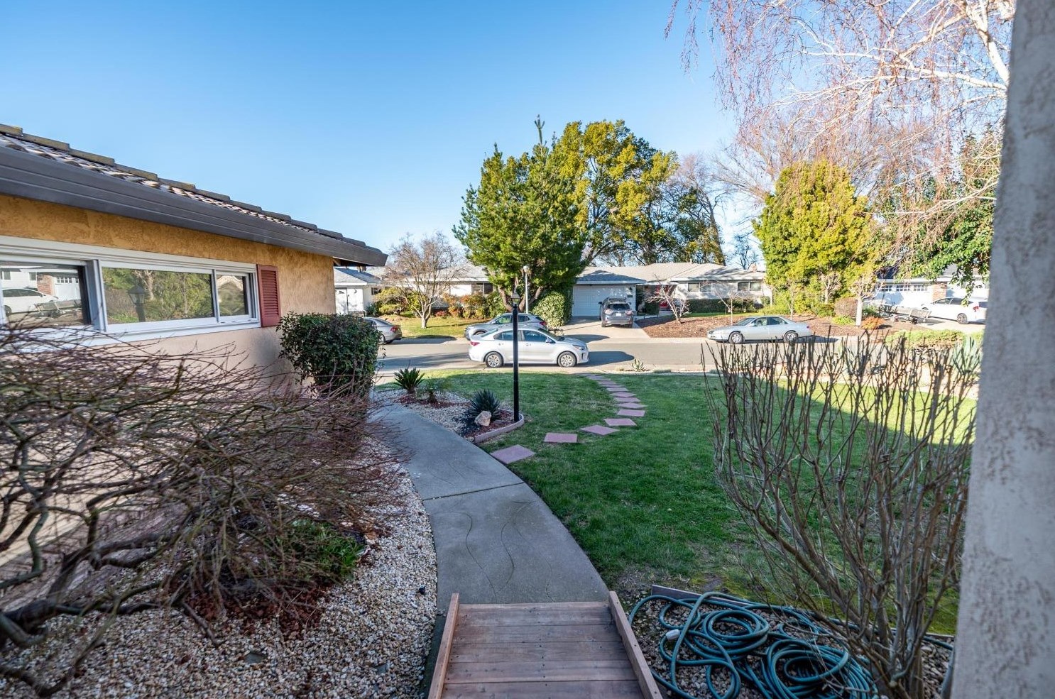 708 Clipper Way, Sacramento CA  95831-1235 exterior