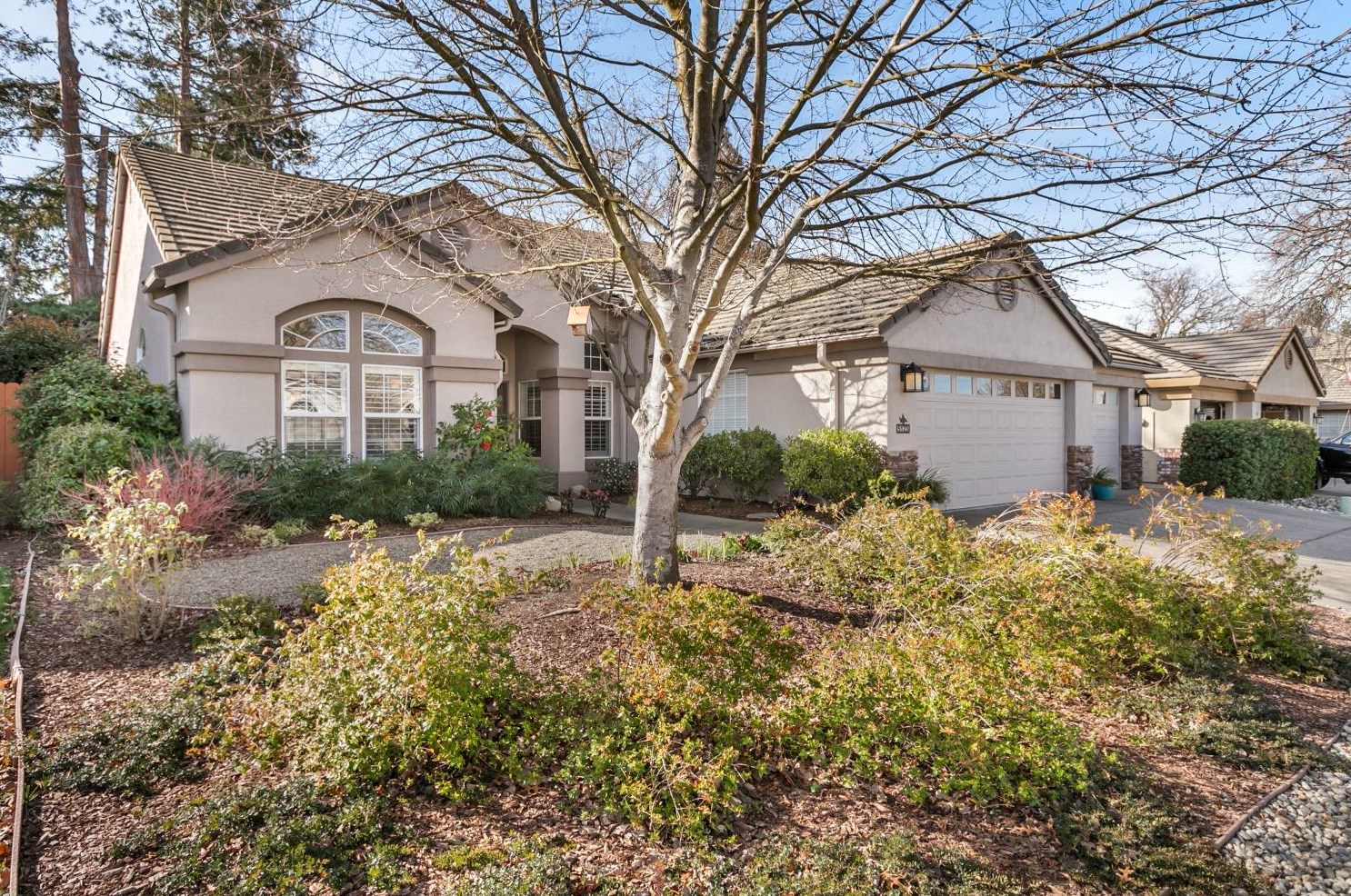 5123 Whisper Oaks Ln, Carmichael, CA 95608-3435