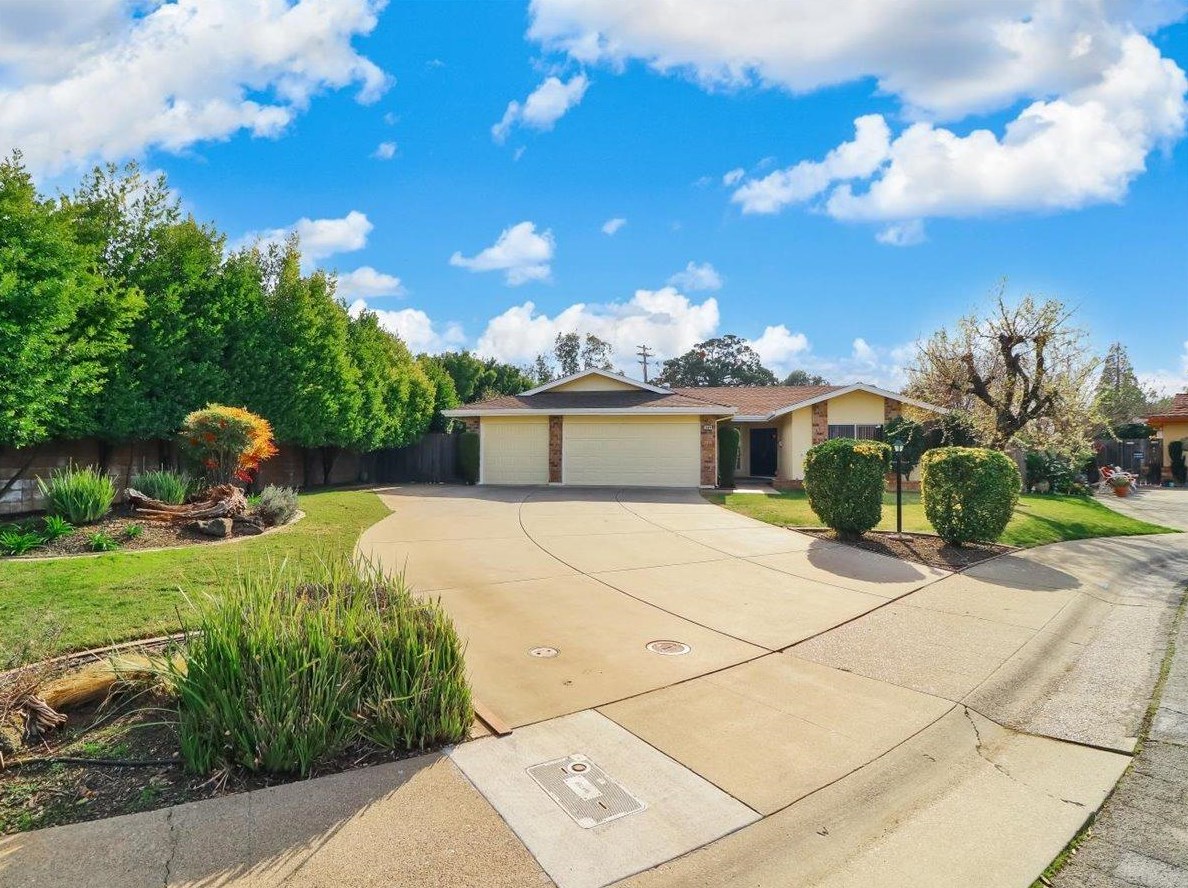 3084 Great Falls Way, Sacramento, CA 95826-3083