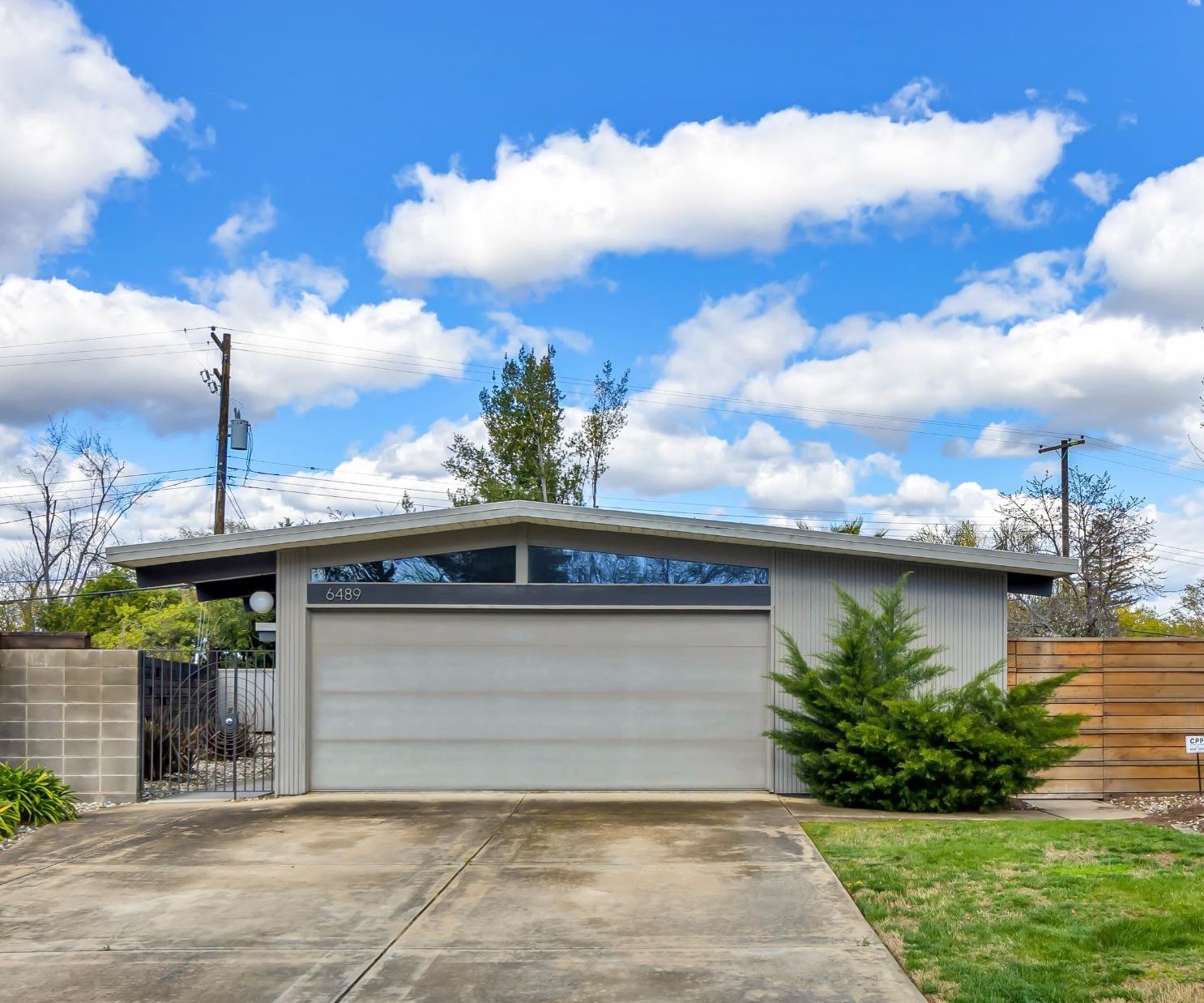 6489 Land Park Dr, Sacramento, CA 95831-2240