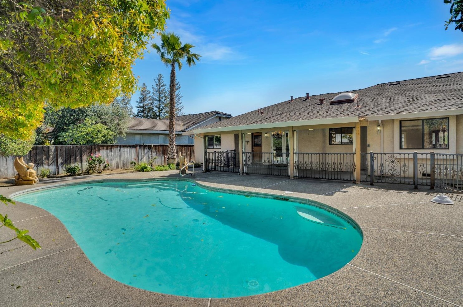 1049 Spring Creek Dr, Ripon, CA 95366-2220