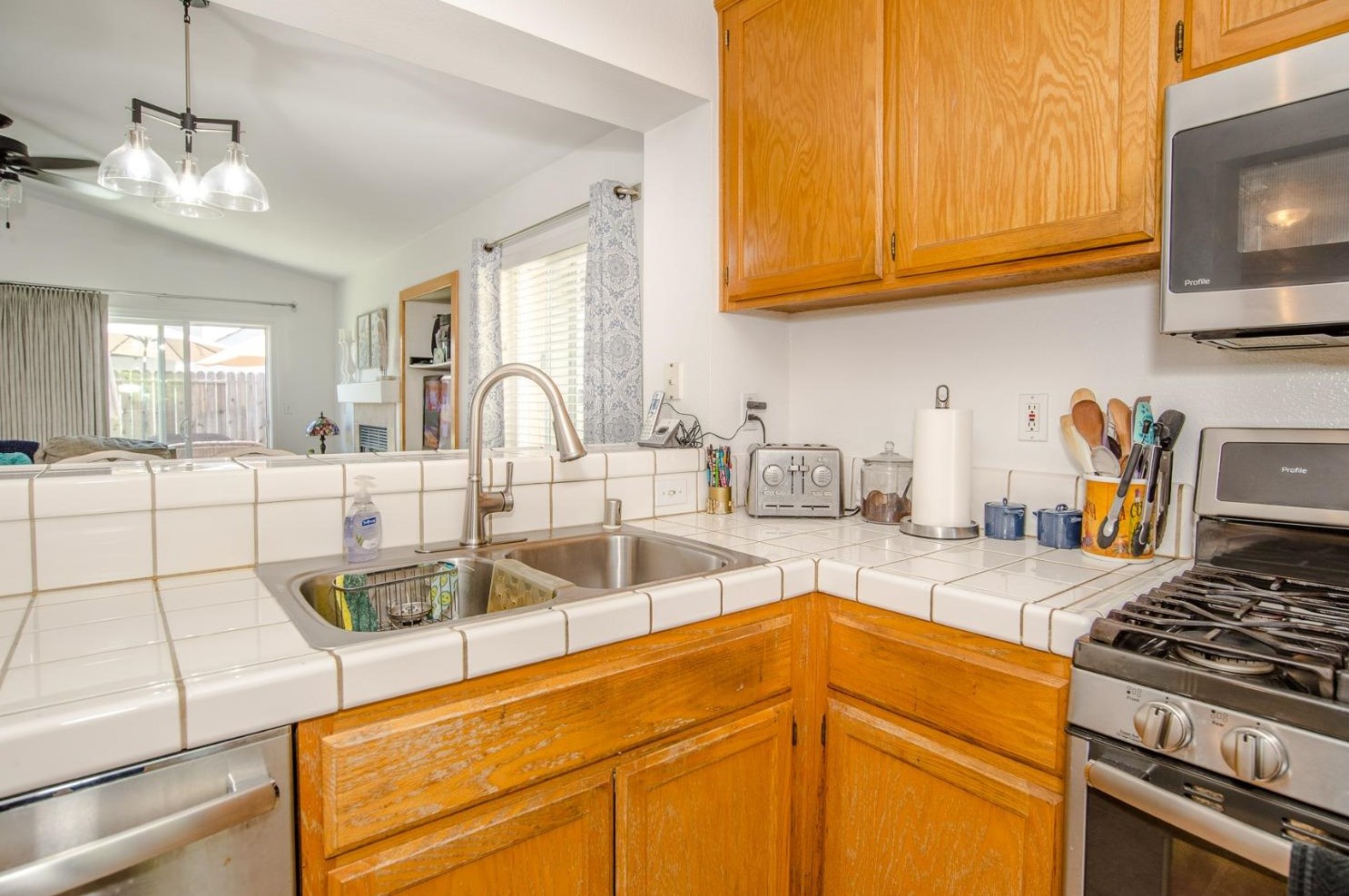 974 Hunter Ln, Woodland CA  95776-5101 exterior