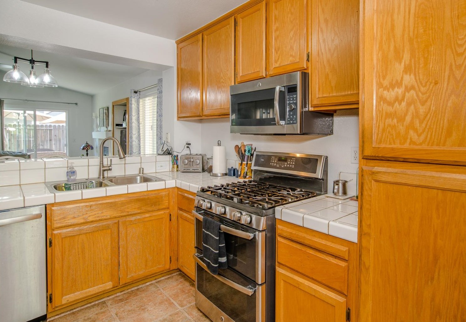 974 Hunter Ln, Woodland CA  95776-5101 exterior