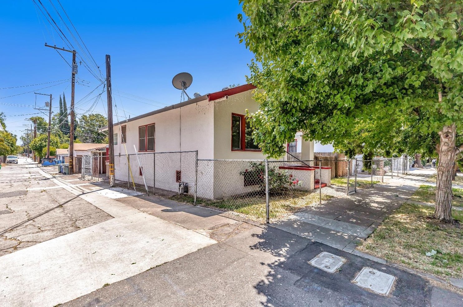 2117 12th St, Sacramento, CA 95818-1427