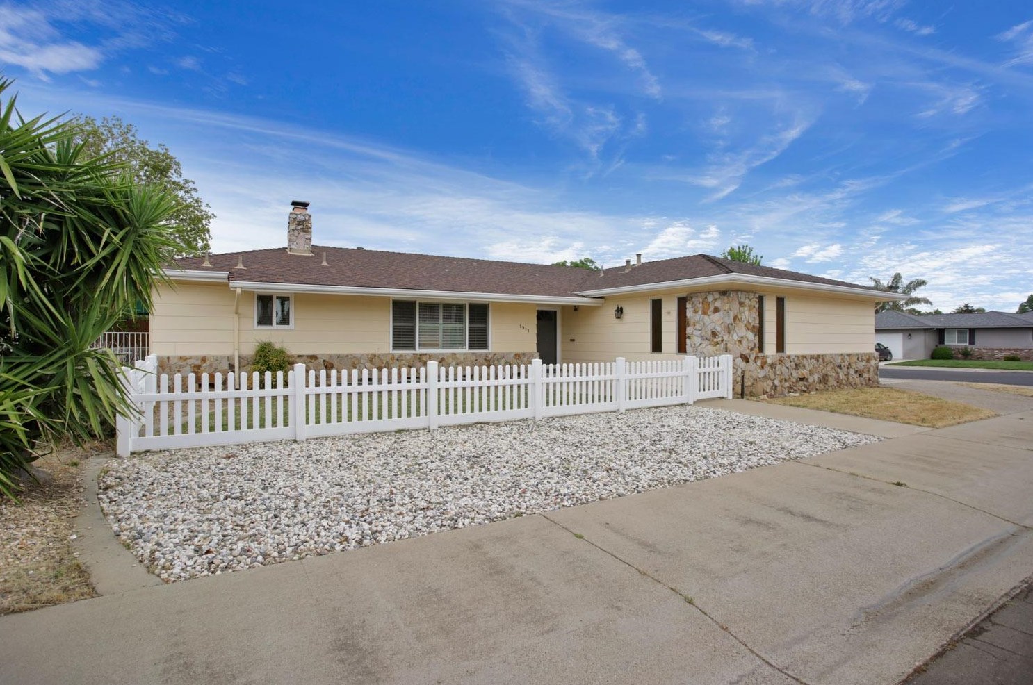1911 Royal Crest Dr, Lodi, CA 95242