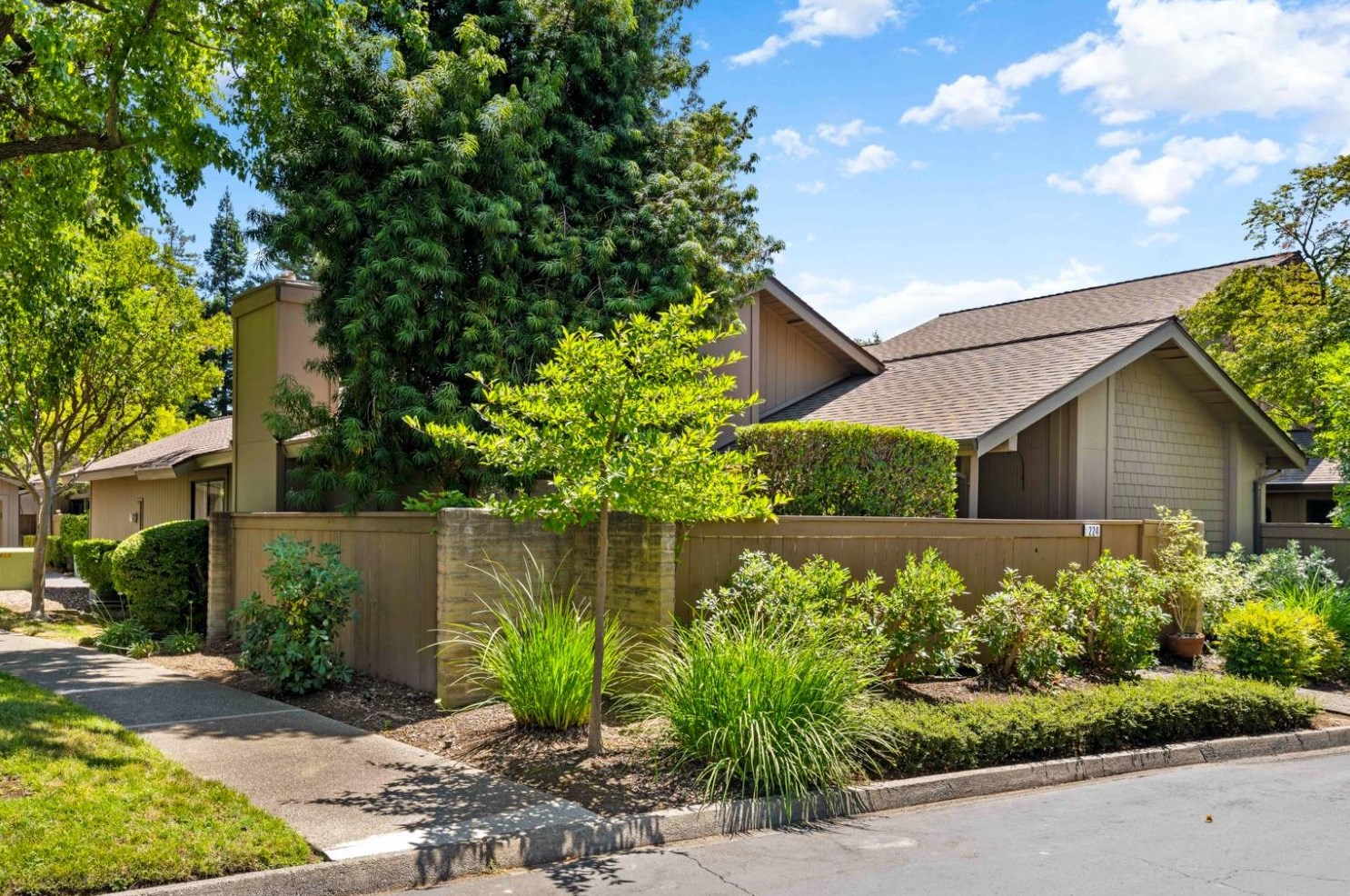 224 Ranch Rd, Sacramento, CA 95825-6405