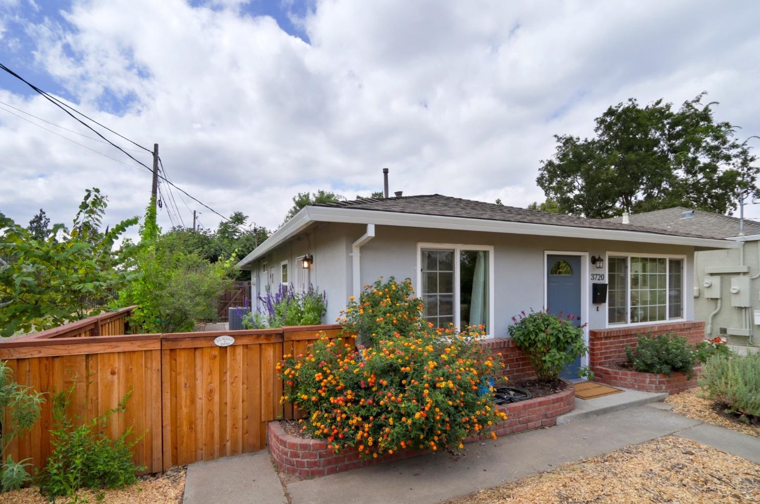 3720 52nd St, Sacramento, CA 95820-1620