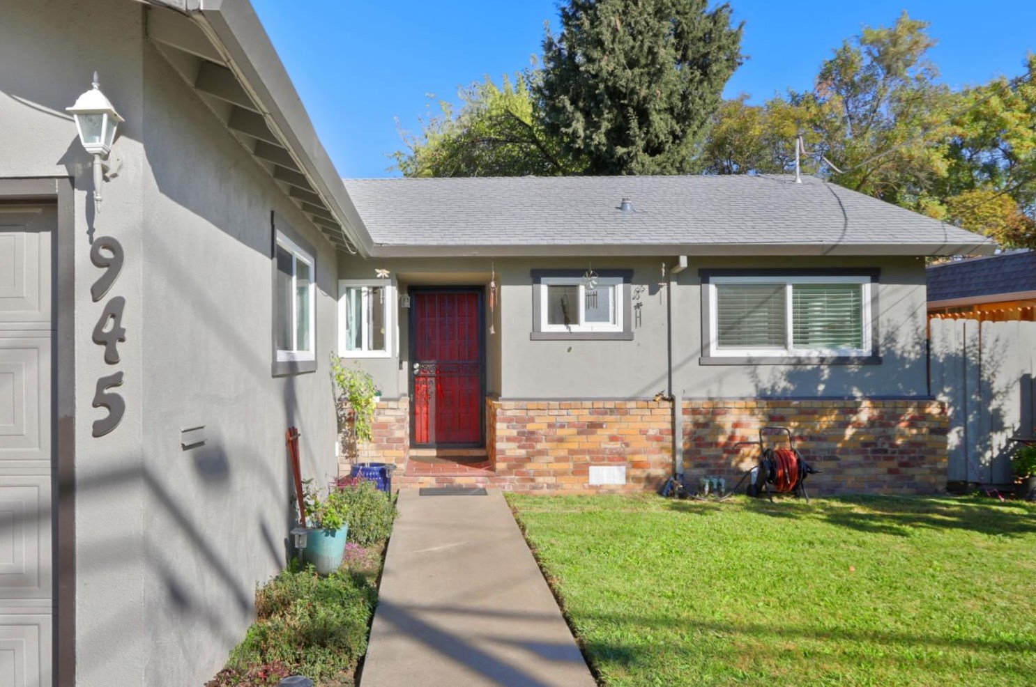 945 Alamos Ave, Sacramento CA  95815-1205 exterior