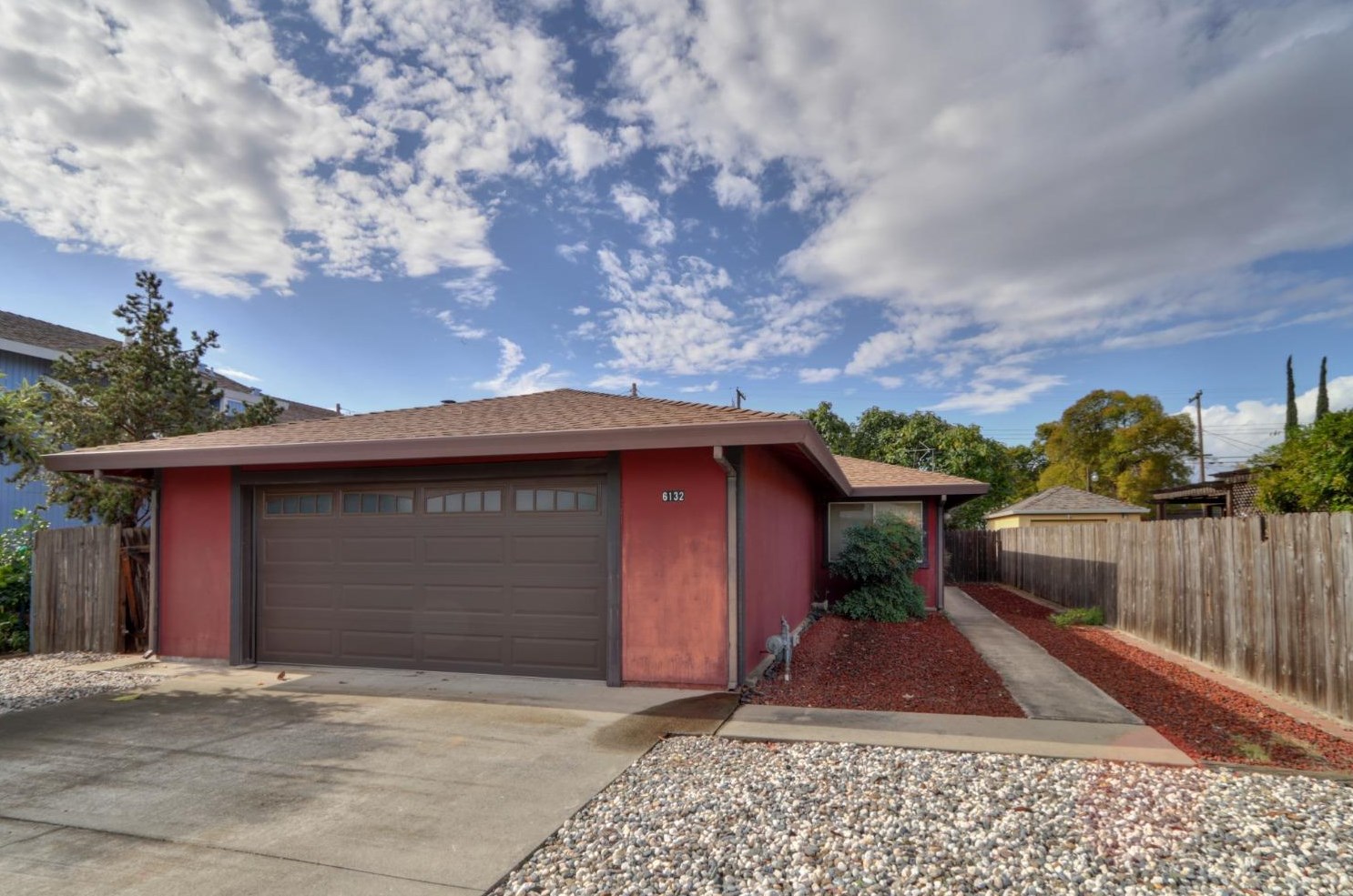 6132 25th St, Sacramento, CA 95822-3705