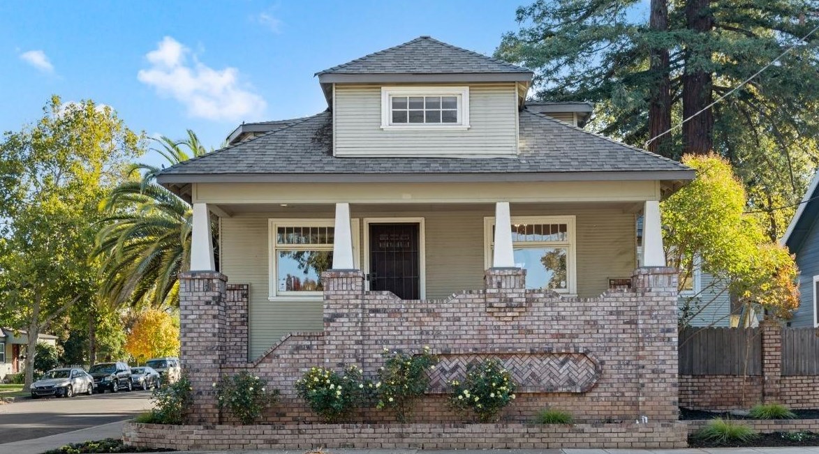 3020 Marshall Way, Sacramento, CA 95817-2735