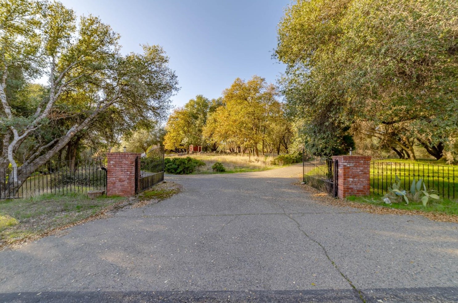 7130 Amoloc Ln, Lotus, CA 95651