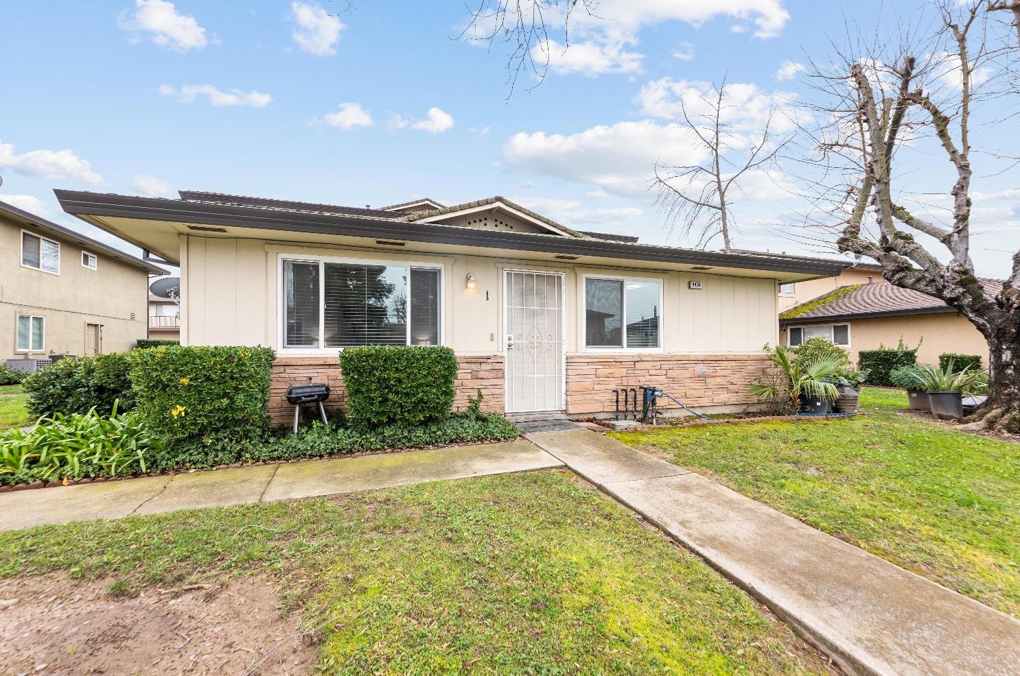 4424 Greenholme Dr, Sacramento, CA 95842-3488