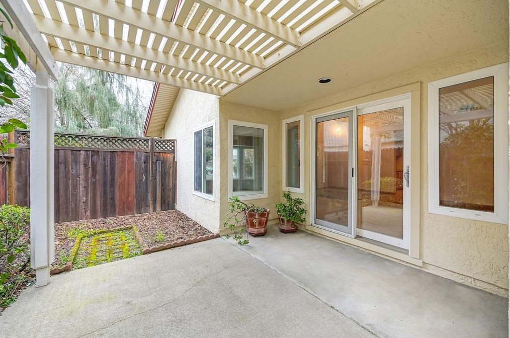 1541 Colonial Pkwy, Roseville CA  95661-7323 exterior