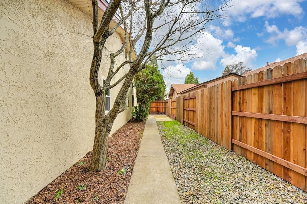 1541 Colonial Pkwy, Roseville CA  95661-7323 exterior