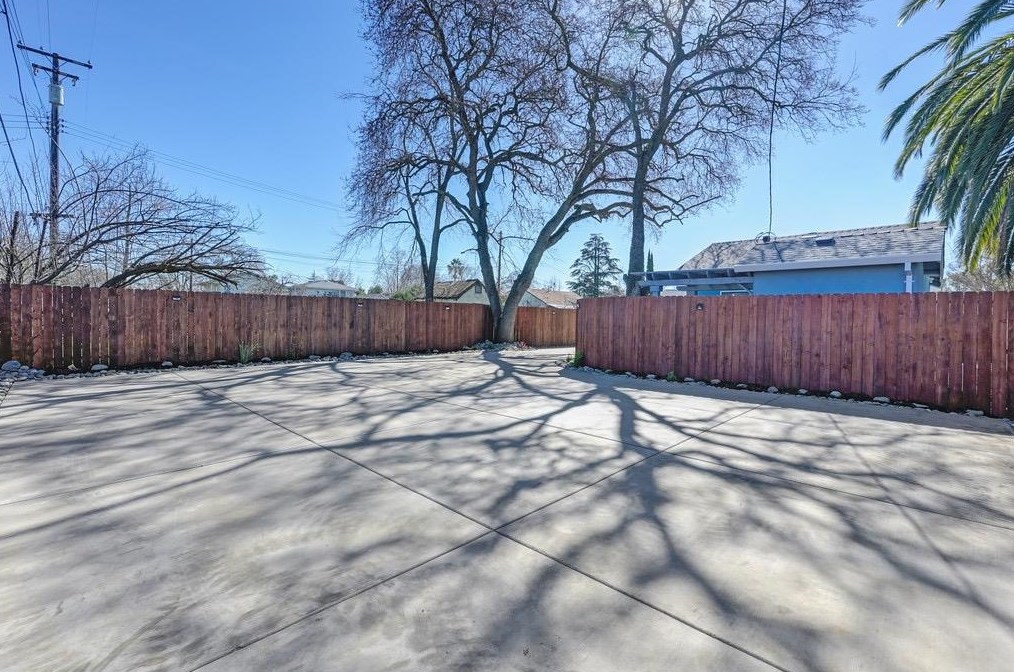 2845 32nd Ave, Sacramento CA  95824-1009 exterior