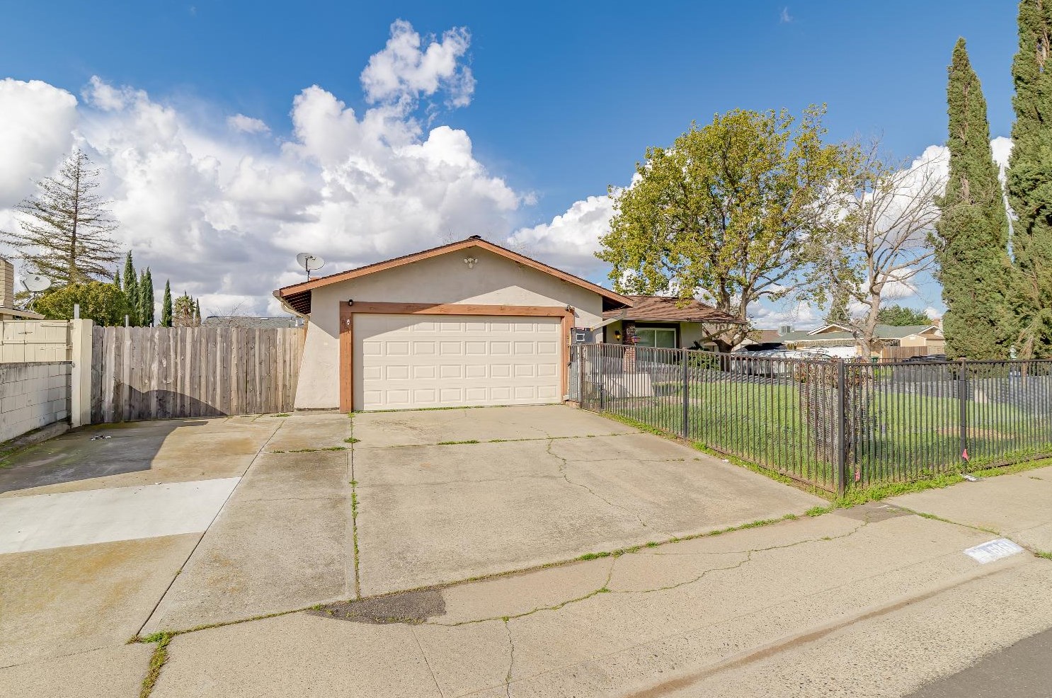 6861 Sandrock Way, Sacramento, CA 95828-3917