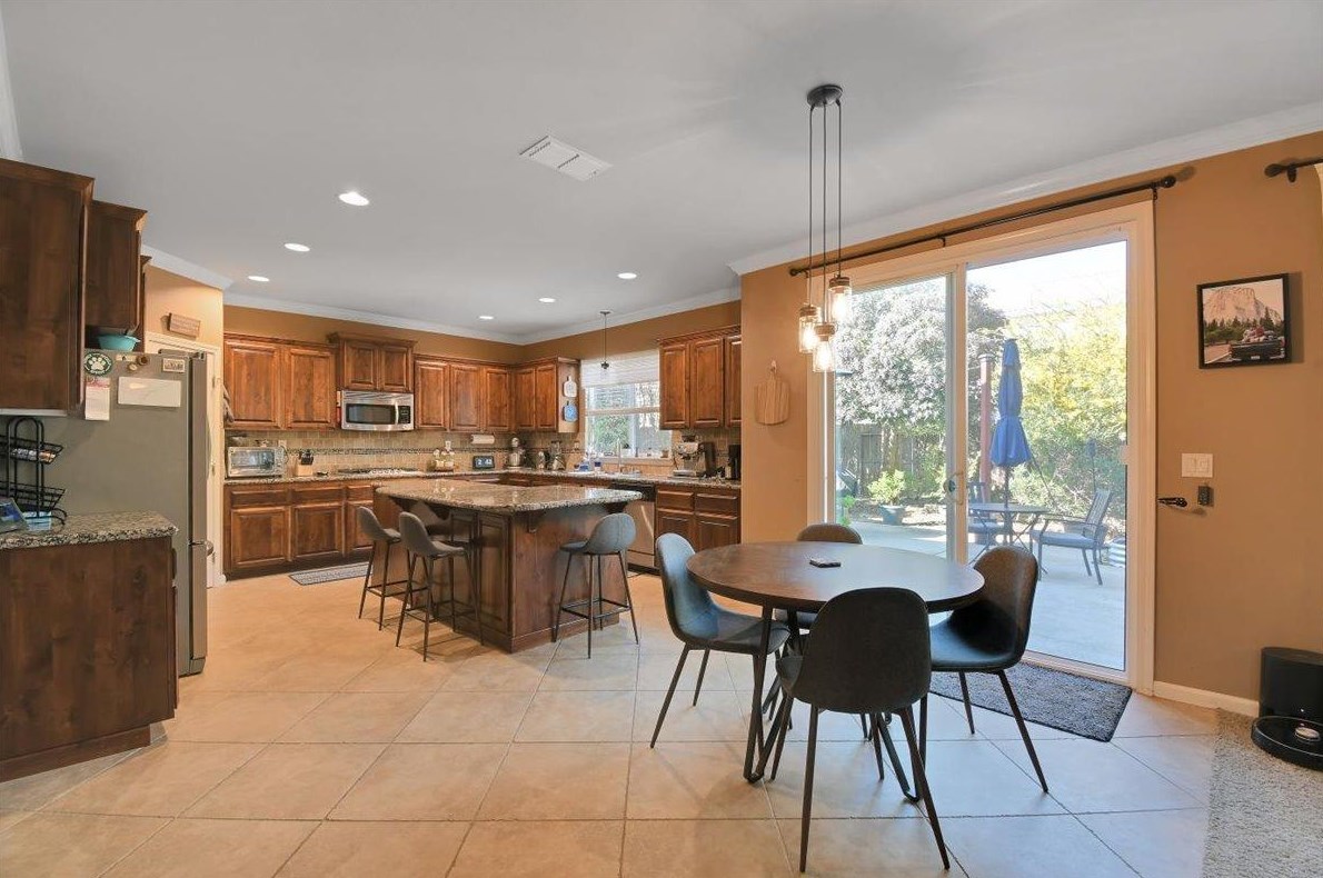 1073 Tres Picos Dr, Yuba City CA  95993-5259 exterior