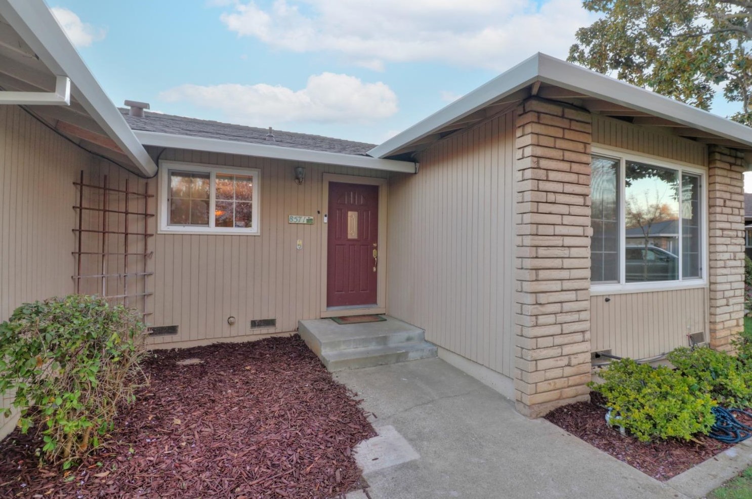 8571 Erinbrook Way, Sacramento, CA 95826-1761