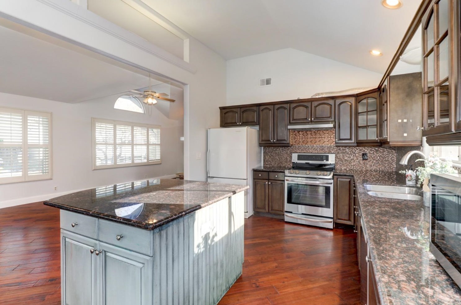 8677 Elm Ave, Citrus Heights CA  95662-2613 exterior