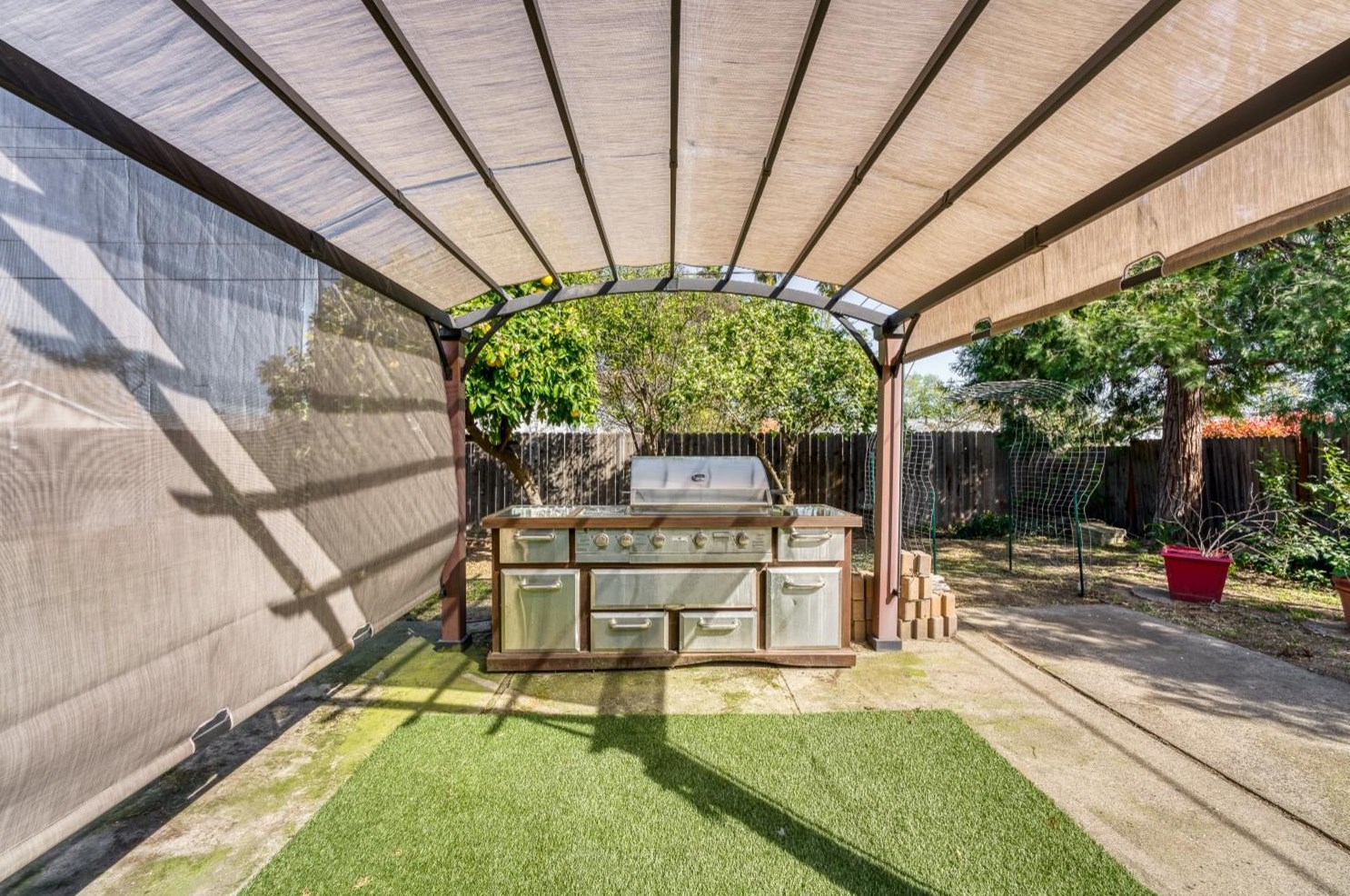 6826 Brookhaven Way, Citrus Heights CA  95621-6306 exterior