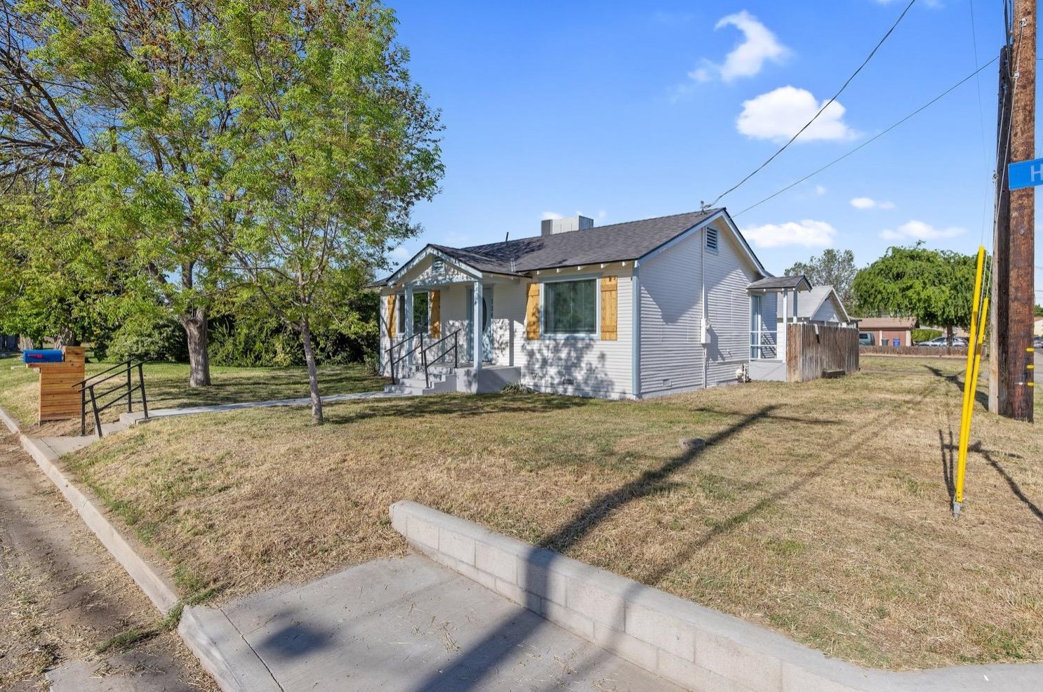136 Hamlet St, Lemoore, CA 93245