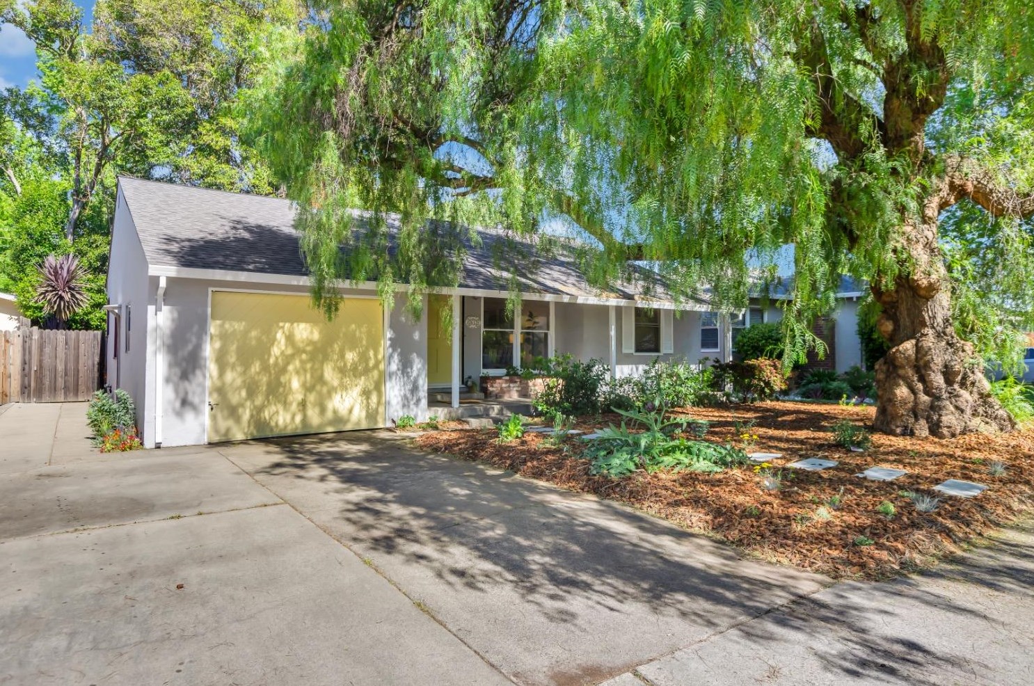 2612 12th St, Sacramento, CA 95818-2206