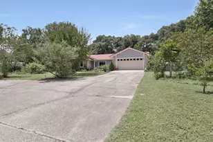 5820 Laurelwood Dr, Crestview, FL 32539 - Photo 2