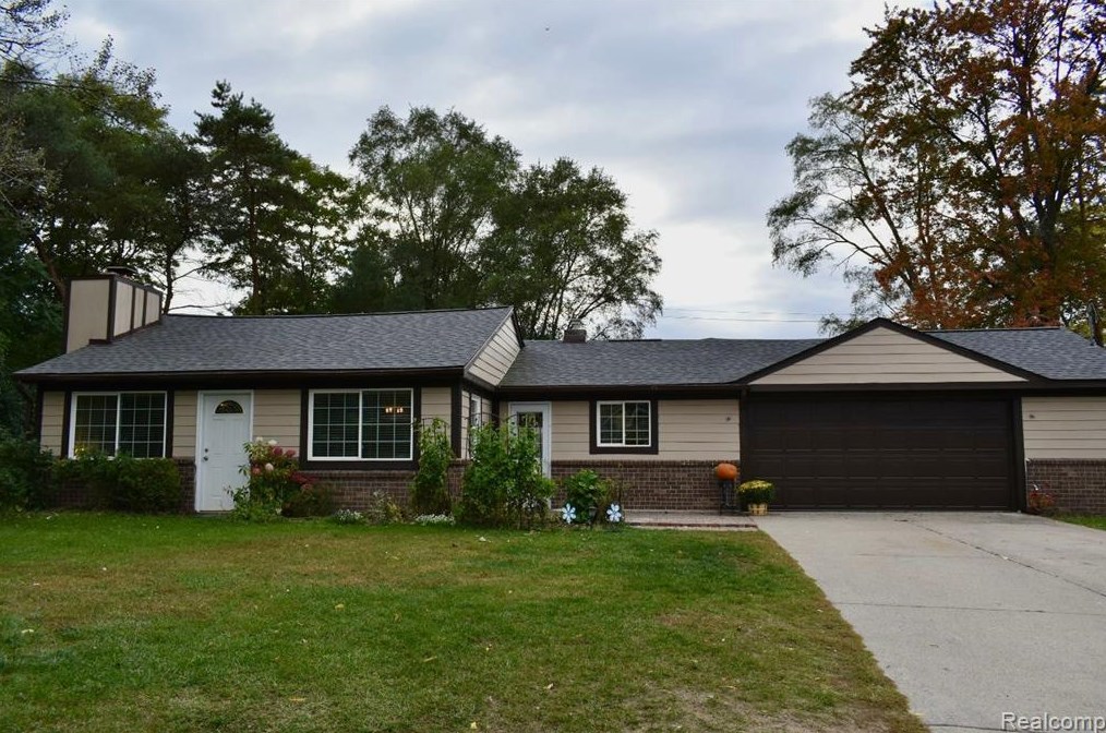 4669 Rockcroft Blvd, Clarkston, MI 48346-3434