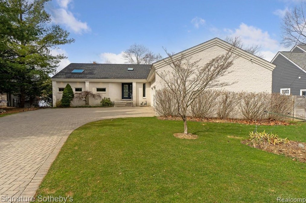 4875 Sunnyside Dr, Clarkston, MI 48348