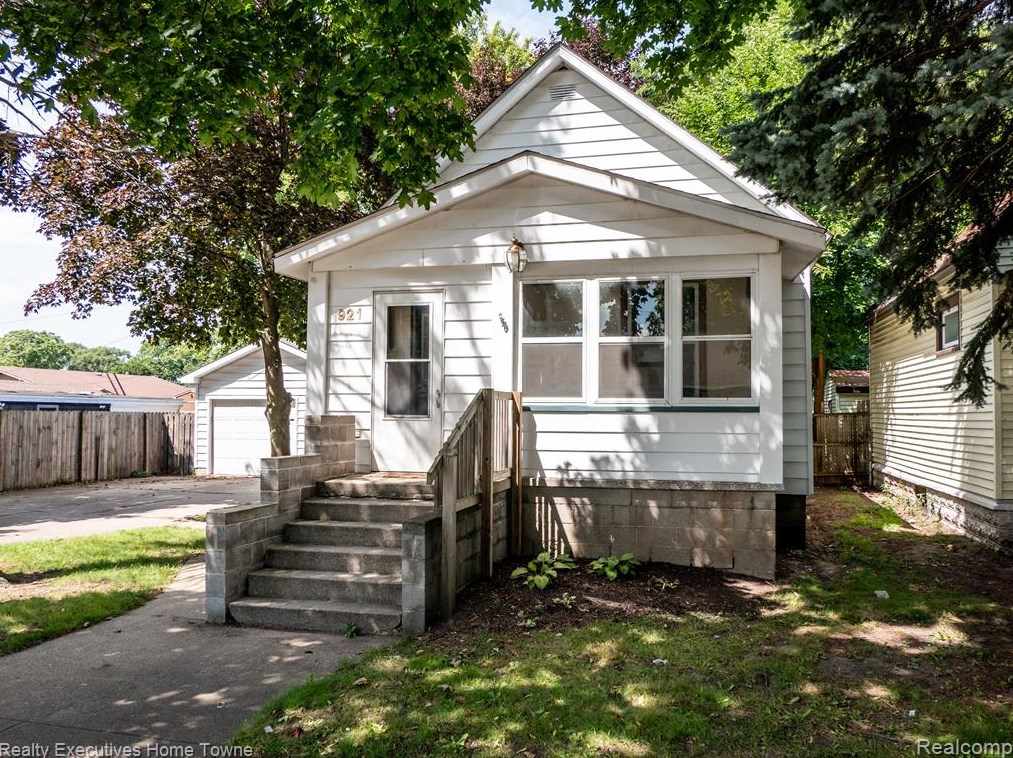 921 Minnie St, Port Huron, MI 48060-6260