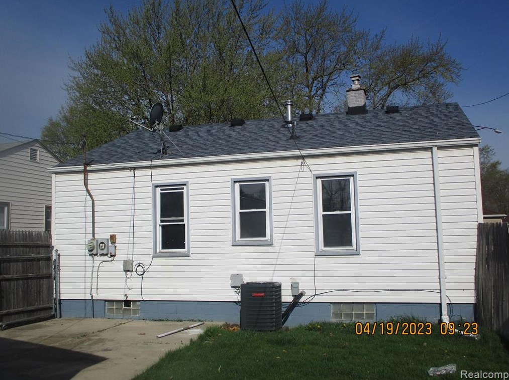 1423 Applewood Ave, Lincoln Park, MI 48146-2042