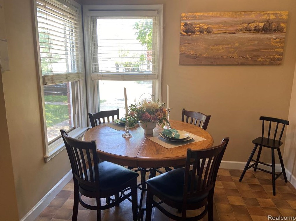3343 Croissant St, Dearborn, MI 48124-4383