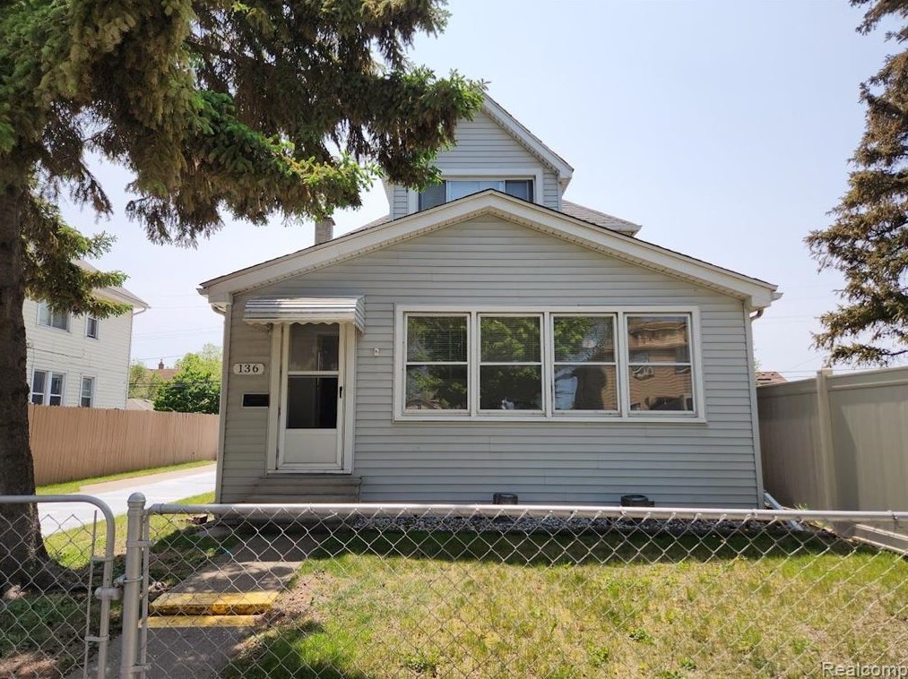 136 Henry St, Detroit, MI 48218-1632