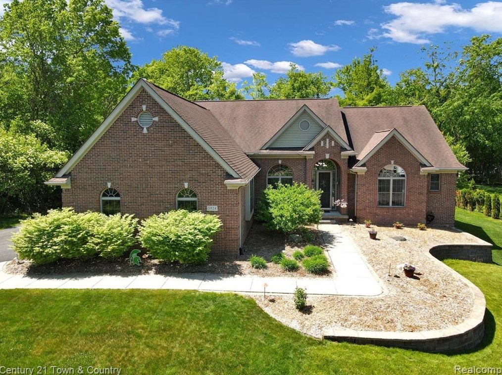5924 Scott Cir, Clarkston, MI 48348-5172