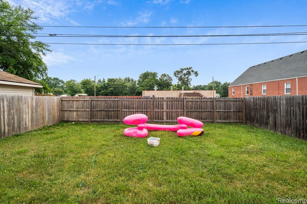 8725 Dodge Ave, Warren MI  48089-2488 exterior